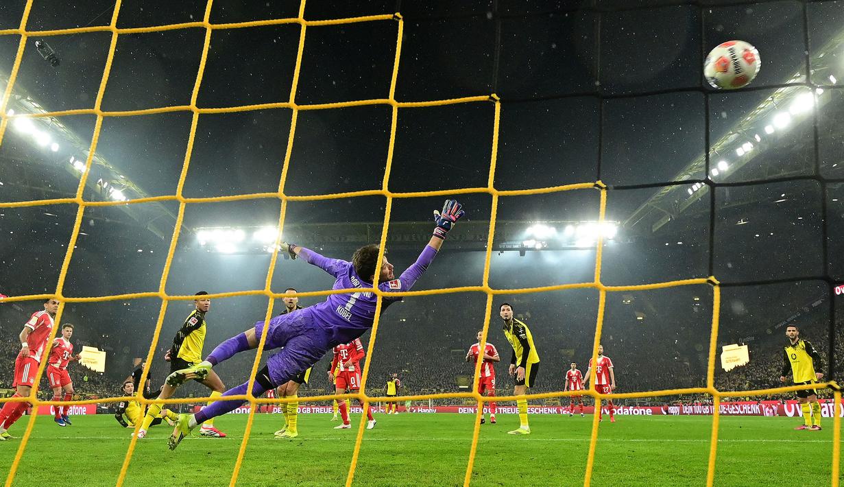 Namun kedudukan berubah tiga menit sebelum berakhirnya waktu normal babak kedua. Joshua Kimmich berhasil menceploskan bola ke gawang Dortmund dengan memanfaatkan kemelut di depan gawang. (AFP/Ina Fassbender)