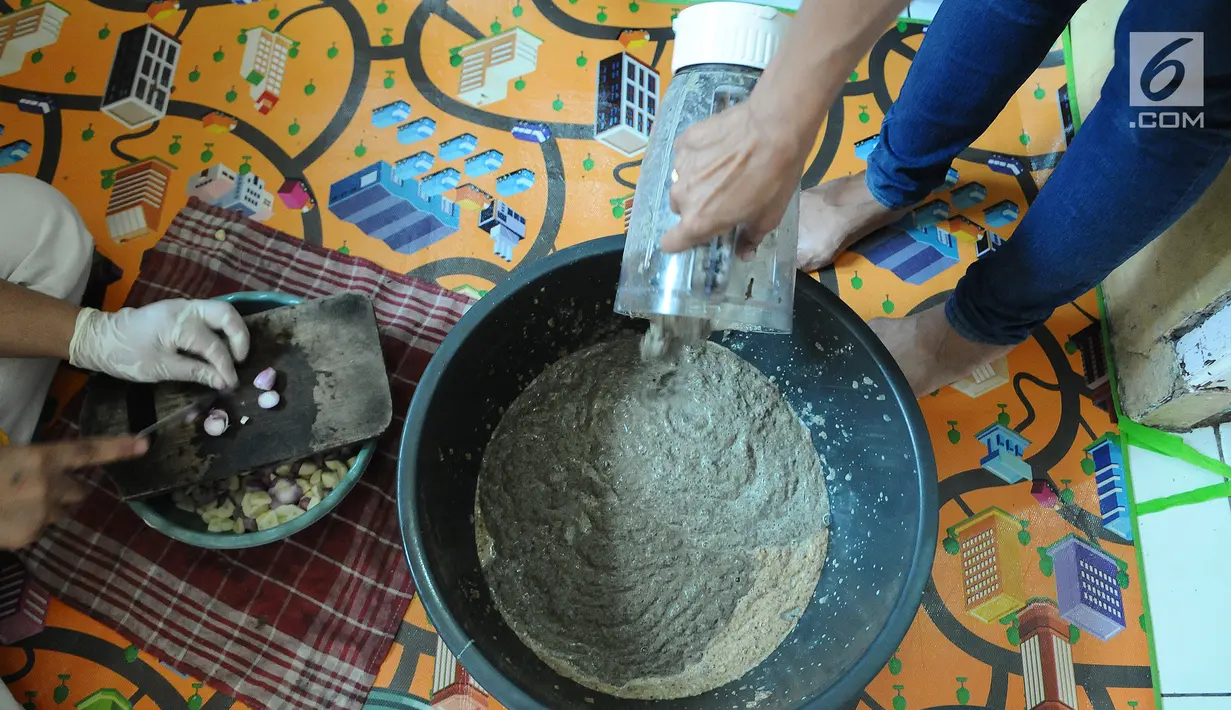 Pekerja membuat adonan untuk kerupuk kulit pisang di  Industri rumahan kawasan Depok, Jawa Barat, Senin (4/3/2019). Dalam sehari Industri rumahan tersebut mampu menghabiskan bahan baku 24 kilogram kulit pisang. (Liputan6.com/Herman Zakharia)