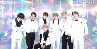 Ini adalah penampilan ketujuh member BTS saat menghadiri Jingle Ball yang diselenggarakan oleh KIIS FM di tahun 2019. Mereka mengenakan setelan tuksedo bernuansa putih yang dipadu dengan sentuhan warna hitam. Foto: Youtube Bangtan TV.