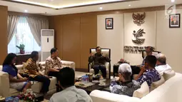 Direktur Utama Indosiar Imam Sudjarwo memberi paparan saat bertemu Menteri Sosial Agus Gumiwang Kartasasmita di Kementerian Sosial, Jakarta, Selasa (18/12). Kunjungan membahas kerja sama di sektor media. (Liputan6.com/JohanTallo)