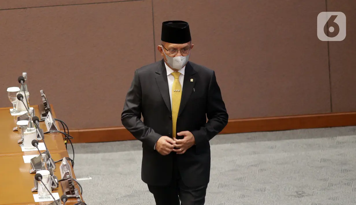 Lodewijk F. Paulus berjalan saat pelantikan dirinya menjadi Wakil Ketua DPR di Ruang Rapat Paripurna, Jakarta, Kamis (30/9/2021). Lodewijk F. Paulus dilantik sebagai Wakil Ketua DPR Bidang Politik dan Keamanan menggantikan Azis Syamsuddin. (Liputan6.com/Johan Tallo)