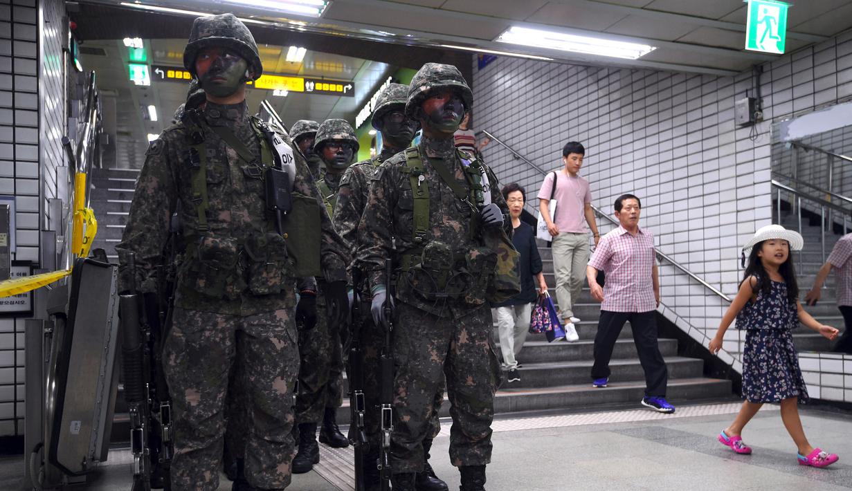 Tentara Korea Selatan mengambil bagian dalam latihan anti-teror di sela-sela latihan militer gabungan Korea Selatan-AS di sebuah stasiun kereta bawah tanah di Seoul (22/8). Latihan ini berlangsung selama dua minggu di Selatan. (AFP Photo/Jung Yeon-Je)