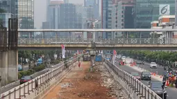Suasana pembangunan proyek kereta api ringan atau light rail transit (LRT) Cawang-Dukuh Atas di Jalan Rasuna Said, Kuningan, Jakarta, Rabu (9/8). Proyek sepanjang 10,5 km tersebut ditargetkan rampung pada Desember 2018. (Liputan6.com/Immanuel Antonius)
