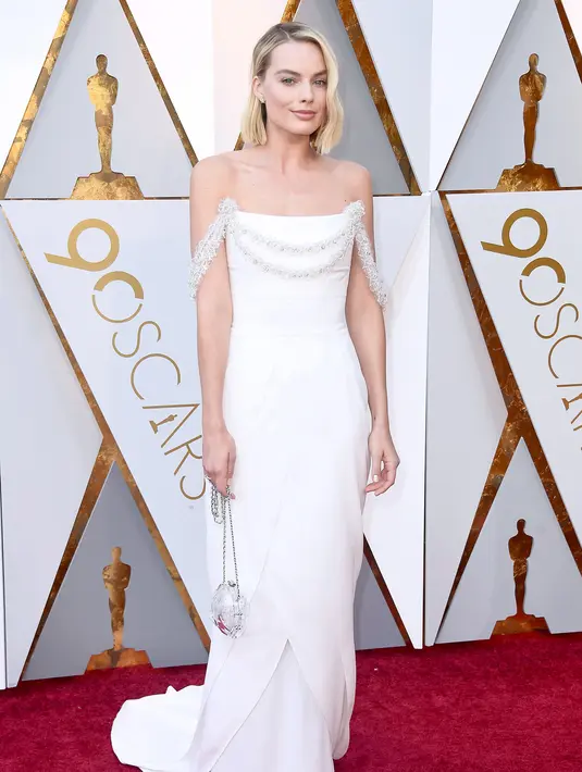 Aktris Australia Margot Robbie saat menghadiri Academy Awards ke-90 di Hollywood, California (4/3). Deretan aktris dan aktor papan atas tampil maksimal untuk mengahadiri acara penghargaan ini. (Frazer Harrison / Getty Images / AFP)
