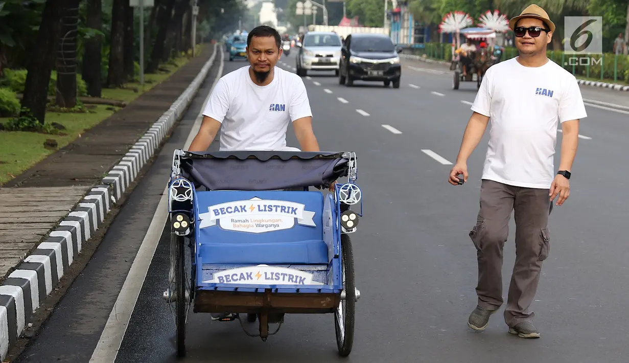 Putra Amies Rais yang juga anggota DPR RI Hanafi Rais (kiri) mengayuh becak listrik di Jakarta, Minggu (11/3). Hanafi menyatakan, dinamo pada becak tersebut dapat menempuh jarak 40 kilometer dalam sekali mengisi daya. (Liputan6.com/Immanuel Antonius)