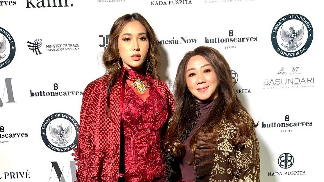 Lenny Hartono Pamer Kain Songket Lewat Koleksinya di New York Fashion Week