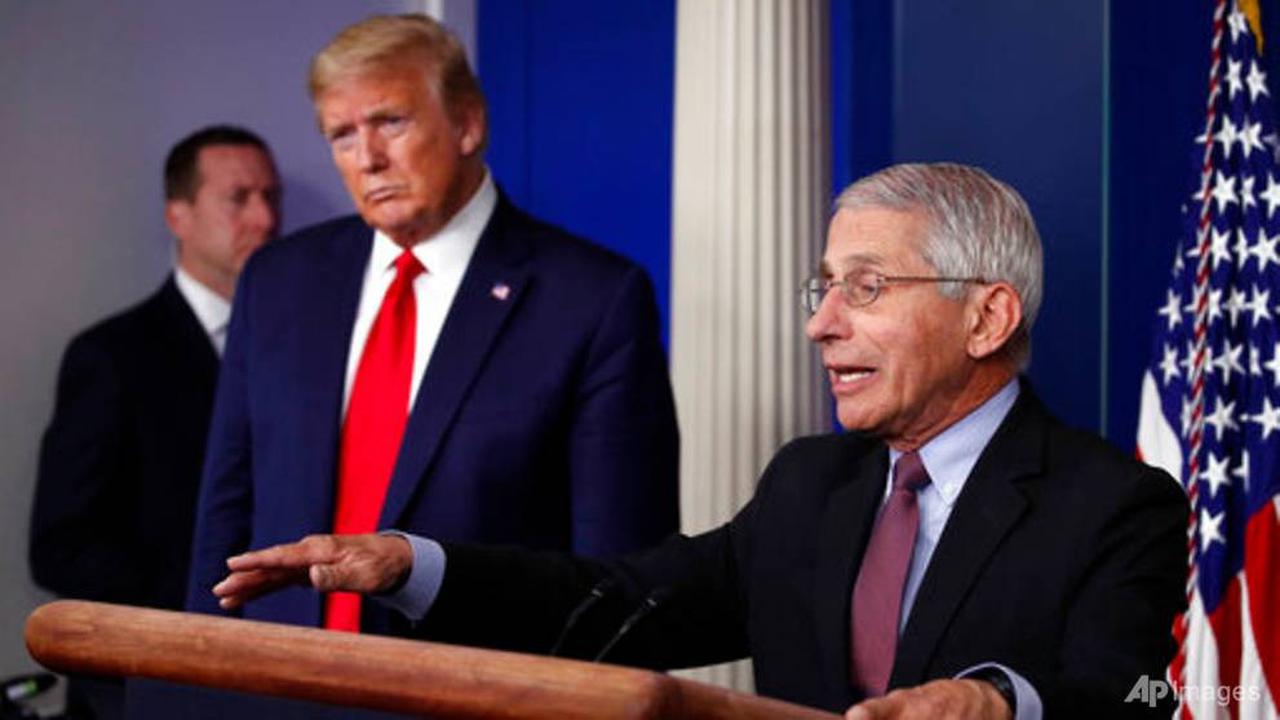 Presiden Donald Trump dan Dr Anthony Fauci, direktur National Institute of Allergy and Infectious Diseases di James Brady Press Briefing Room Gedung Putih di Washington, 22 April 2020.