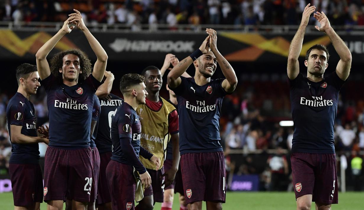 Para pemain Arsenal melakukan selebrasi usai lolos ke final Liga Europa setelah mengalahkan Valencia di Stadion Mestalla, Valencia, Kamis (9/5). Arsenal unggul agregat 7-3 atas Valencia. (AFP/Javier Soriano)