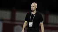 Pelatih Mitra Kukar, Rafael Berges, saat melawan Bhayangkara FC pada laga Liga 1 di Stadion PTIK, Jakarta, Kamis (17/5/2018). Bhayangkara FC menang 1-0 atas Mitra Kukar. (Bola.com/M Iqbal Ichsan)