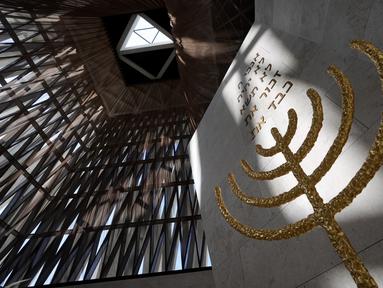 Pemandangan Sinagoga Moses Ben Maimon, di Rumah Keluarga Abrahamik, di Abu Dhabi, Uni Emirat Arab, Selasa (21/2/2023). Sebuah kompleks baru, diberi nama The Abrahamic Family House, didirikan di tepi Teluk Persia, di ibu kota Uni Emirat Arab, yang di dalam kompleks tersebut terdapat gereja Katolik, sinagog Yahudi, dan masjid Islam. (AP Photo/Kamran Jebreili)