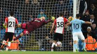 Kiper Southampton, Fraser Forster, gagal mengamankan gawangnya dari tendangan gelandang Manchester City, Raheem Sterling, pada laga Premier League di Stadion Etihad, Manchester, Rabu (29/11/2017). City menang 2-1 atas Southampton. (AFP/Oli Scarff)
