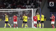 Pemain Oxford United FC merayakan gol yang dicetak ke gawang Liga Indonesia All Star pada laga Piala Presiden di Stadion Utama Gelora Bung Karno (SUGBK), Jakarta, Minggu (6/7/2025). (Liputan6.com/Helmi Fithriansyah)