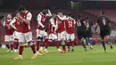 Para pemain Arsenal bereaksi setelah gol dari penyerang Manchester City, Riyad Mahrez pada laga perempatfinal Piala Liga Inggris di Emirates Stadium, Rabu (23/12/2020) dinihari WIB. Man City melenggang ke semifinal Piala Liga Inggris lewat kemenangan telak 4-1 atas Arsenal. (AP Photo/Frank Augstein)
