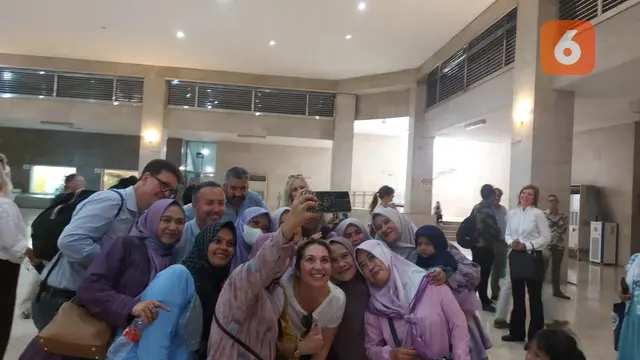 Salah satu warga meminta berswafoto bersama salah satu perwakilan Delegasi Eropa di Monas. (Liputan6.com/ Linda Sapira)