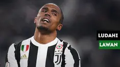 Douglas Costa mendapatkan kartu merah usai meludahi lawannya, Federico Di Francesco saat Juventus mengalahkan Sassuolo.