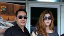 Lama tidak terdengar, presenter Sonny Tulung muncul di Polda Metro Jaya bersama dengan kekasihnya, Cindy Lazar mendatangi Polda Metro Jaya melaporkan lelaki berinisial TJD. (Nurwahyunan/Bintang.com)