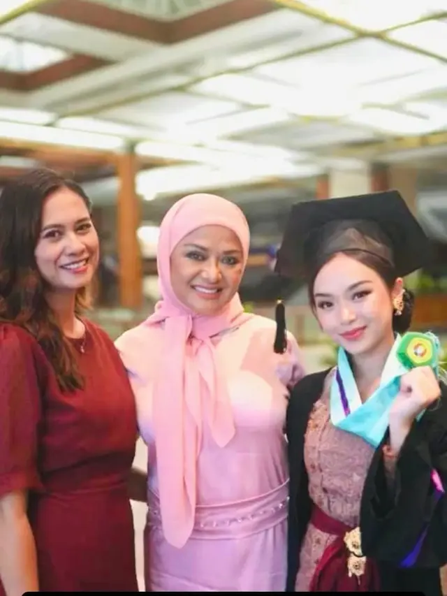 Betharia Sonata di acara wisuda putrinya, Nabilla bersama Rumiyati Ningsih, istri mantan suaminya, Willy Dozan. (Instagram @official.bethariasonata)