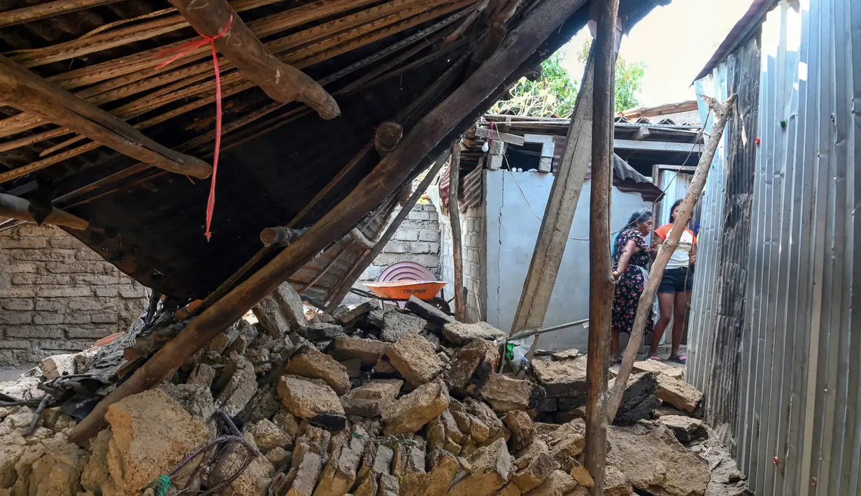 Dalam sebuah laporan yang dirilis pada Sabtu (3/1/2026) disebutkan bahwa setidaknya 2 orang tewas dan 12 orang lainnya terluka. Tampak foto yang menunjukkan rumah yang rusak setelah guncangan gempa bumi berkekuatan 6,5 magnitudo di komunitas San Marcos, negara bagian Guerrero, Meksiko pada Jumat 2 Januari 2026. (Francisco ROBLES/AFP)