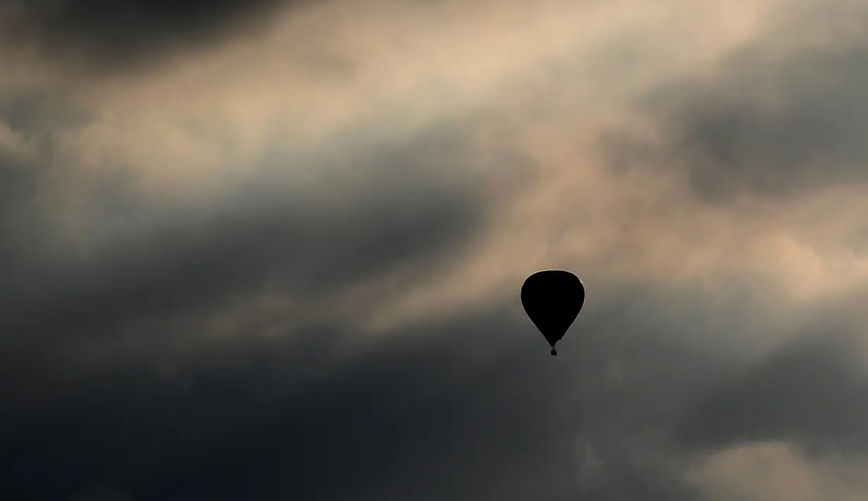 Sebuah balon udara terbang dalam festival internasional Sagrantino di kawasan Umbria, Italia, 22 Juli 2018. Puluhan balon udara saling berkompetisi menghadapi tantangan dalam festival yang memperebutkan piala perak tersebut. (AFP PHOTO/TIZIANA FABI)