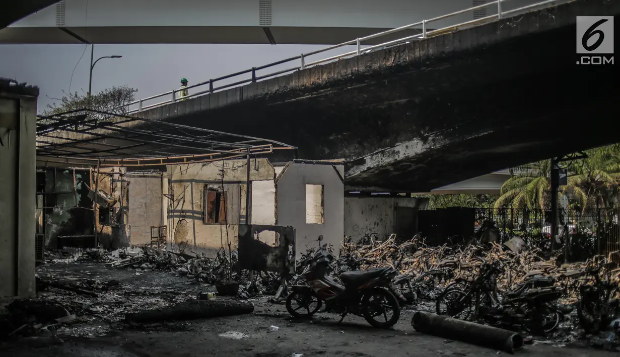 Sejumlah motor hangus terbakar oleh massa di fly over simpang Tomang, Jakarta, Kamis (26/9/2019). Aksi anarkistis ini membuat ruas Jalan S. Parman menuju Slipi ditutup. (Liputan6.com/Faizal Fanani)