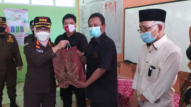 Kajari Garut Neva Susanti memberikan bingkisan kenang-kenangan kepada Kepala Sekolah SMPN 1 Cibalong, Garut, Jawa Barat Ridwan, beberapa waktu lalu.