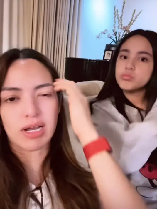 Nia Ramadhani sahur bersama keluarga besar Bakrie. Tampak Nia mengenakan kaos putih dan putrinya Mikhayla dengan sweater abu-abu Mickey Mouse. [@ramadhaniabakrie]