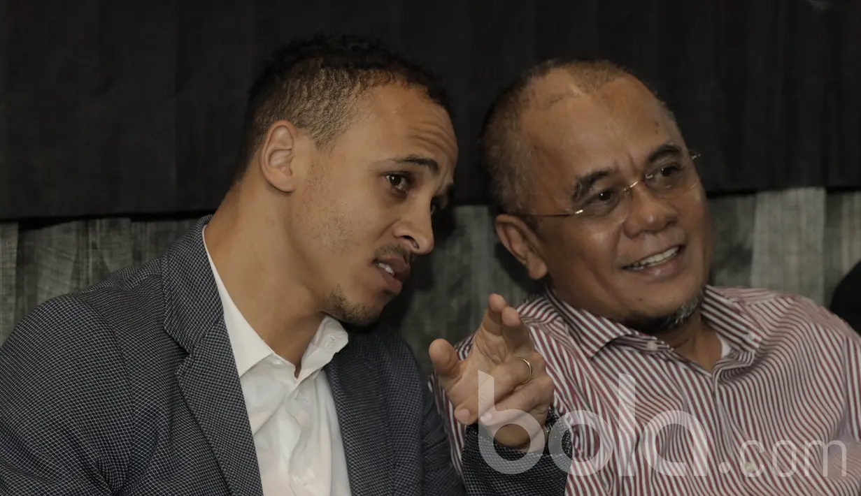 Marquee player Madura United, Peter Odemwingie, berbincang dengan Manajer Madura United Haruna Sumitro. Peter Odemwingie pernah membela Timnas Nigeria di Piala Dunia 2010 dan 2014. (Bola.com/M Iqbal Ichsan)