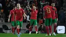 Sepasang gol Bruno Fernandes tersebut akhirnya bertahan hingga akhir laga. Kemenangan ini membuat Portugal lolos ke putaran final Piala Dunia 2022 di Qatar nanti. (AFP/Miguel Riopa)