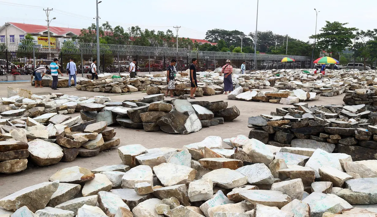 Hamparan batu giok dalam bentuk bongkahan yang ditampilkan selama Gems Emporium di Naypyitaw, Myanmar, Selasa (13/11). Acara tahunan tersebut dimulai pada Senin dan akan berlangsung hingga 17 November 2018. (AP/Aung Shine Oo)