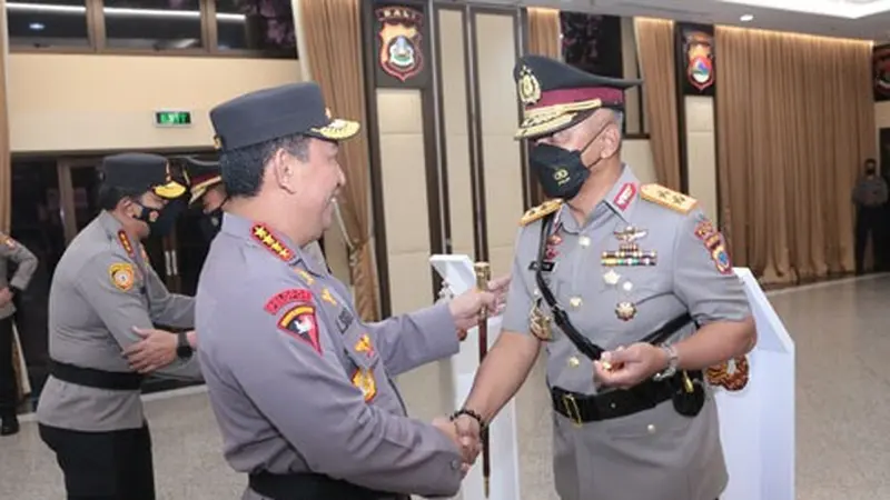 Kapolri Jenderal Polisi Drs Listyo Sigit Prabowo memberikan selamat pada Irjen Pol Drs Setyo Budiyanto.