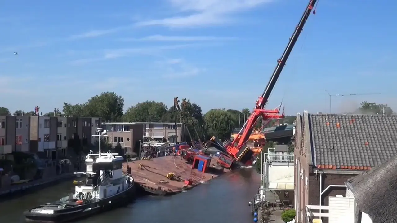 Dua Mesin Derek Roboh Ketika Perbaiki Jembatan