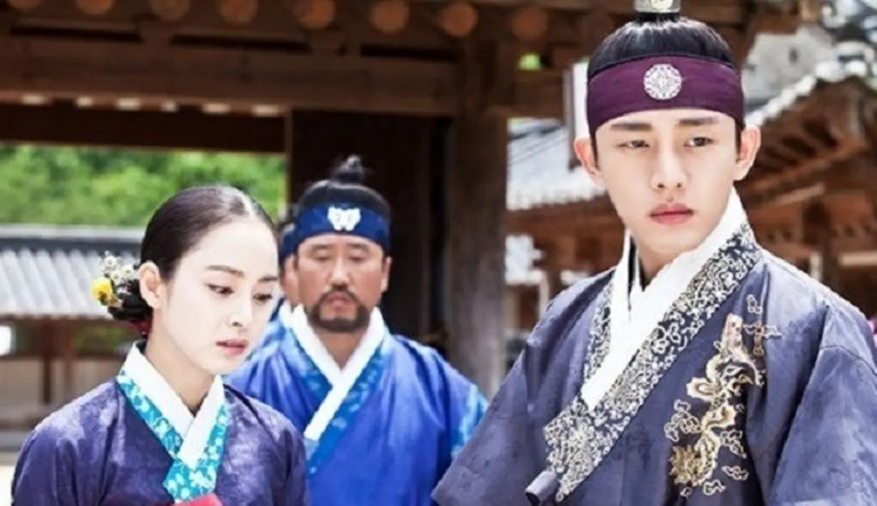 Yoo Ah In tampil menawan saat ia memakai hanbok di Sungkyunkwan Scandal. Tak hanya itu, ia juga mengenakan hanbok di drama Six Flying Dragons, Jang Ok Jeong, dan Lives in Love. (Foto: soompi.com)