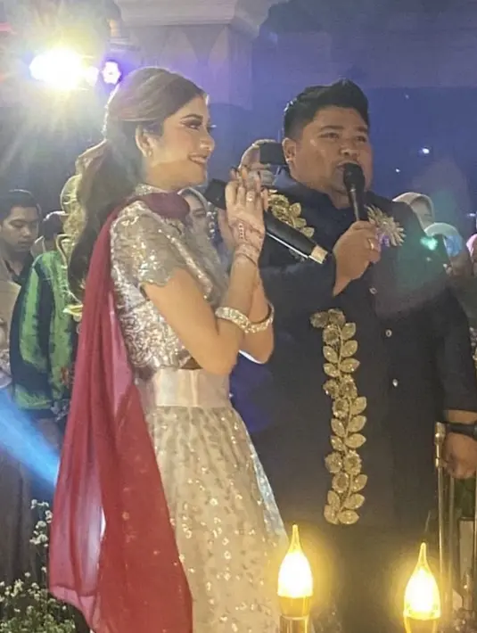 Tommy dengan atasan lengan panjang navy, sedangkan putri dengan atasan lengan pendek silver bling-bling dipadukan rok panjang warna senada. Ditambah selendang merahnya. @mayangdella