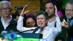 Kandidat Wali Kota Bogota, Claudia Lopez merayakan kemenangannya pada pemilihan umum (pemilu) daerah di Bogota, 27 Oktober 2019. Perempuan 49 tahun tersebut juga menjadi wali kota lesbian pertama di sebuah ibu kota di Amerika Latin. (Raul ARBOLEDA / AFP)