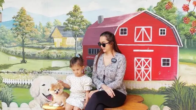 8 Gaya Kompak Aura Kasih dan Putrinya yang Berdarah Blasteran, Bisa Jadi Inspirasi