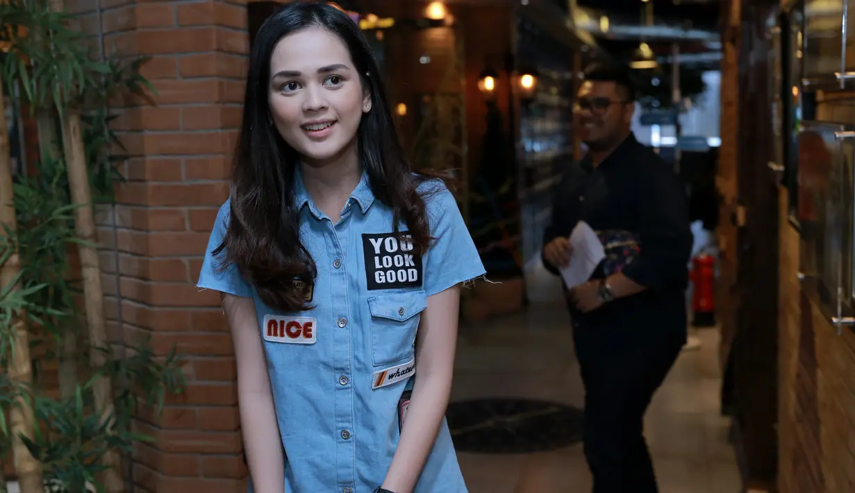 "Aku sempat ngamen di kereta nyanyiin lagu Angry Birds, banyak yang dukung dan dapat respon baik. Untuk saat ini fans mendukung aku bernyanyi," ungkap Cut Meyriska di kawasan Jakarta Pusat, Sabtu (14/5/2016). (Adrian Putra/Bintang.com)