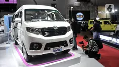 Mobil Esemka Bima EV dipamerkan pada Indonesia International Motor Show (IIMS) di Jiexpo Kemayoran, Jakarta, Kamis (16/2/2023). Mobil Esemka untuk pertama kalinya dipamerkan pada pameran otomotif IIMS. (merdeka.com/Iqbal S. Nugroho)