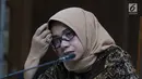 Terdakwa dugaan suap kesepakatan kontrak kerja sama PLTU Riau-1, Eni Maulani Saragih saat menyimak keterangan saksi pada sidang lanjutan di Pengadilan Tipikor, Jakarta, Selasa (11/12). Sidang mendengar keterangan saksi. (Liputan6.com/Helmi Fithriansyah)