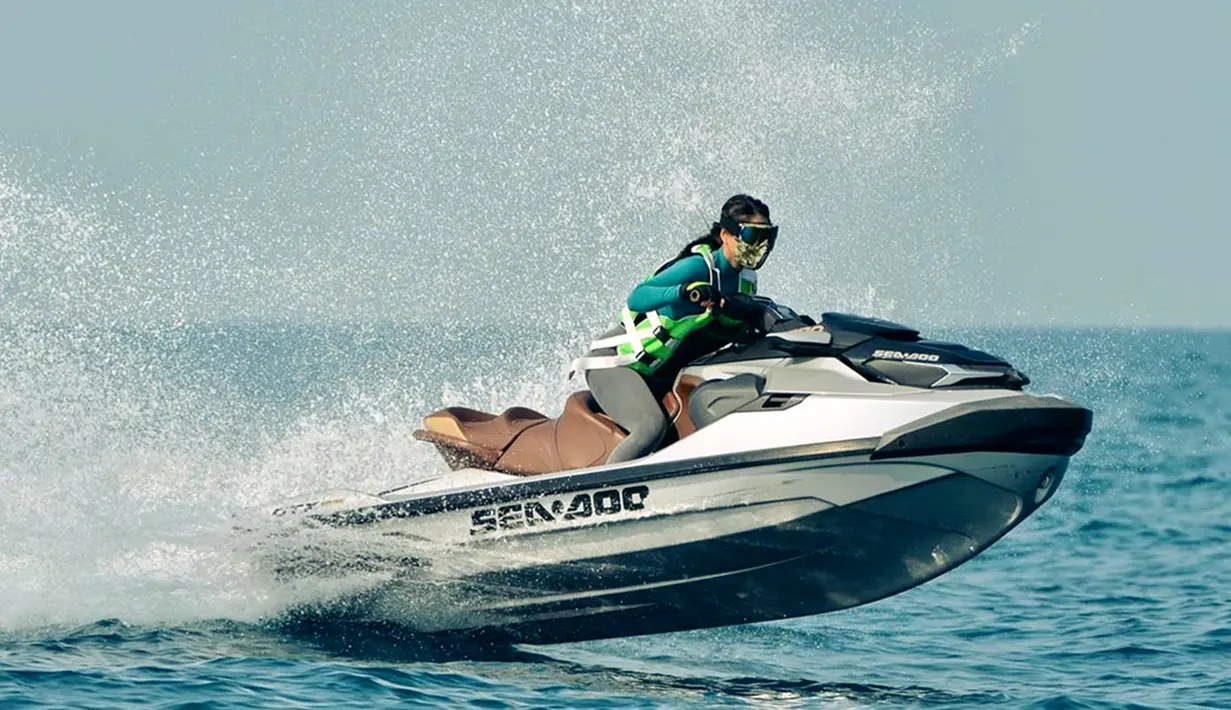 Tidak heran, sebagai Miss Sport dalam Miss World 2009 ia pun memang menyukai berbagai olahraga. Banyak diantaranya mulai dari menyelam, bersepeda, pilates hingga main jet ski. Momen saat olahraga pun banyak ia unggah dalam Instagramnya. (Liputan6.cm/IG/@kerenina_sunny)