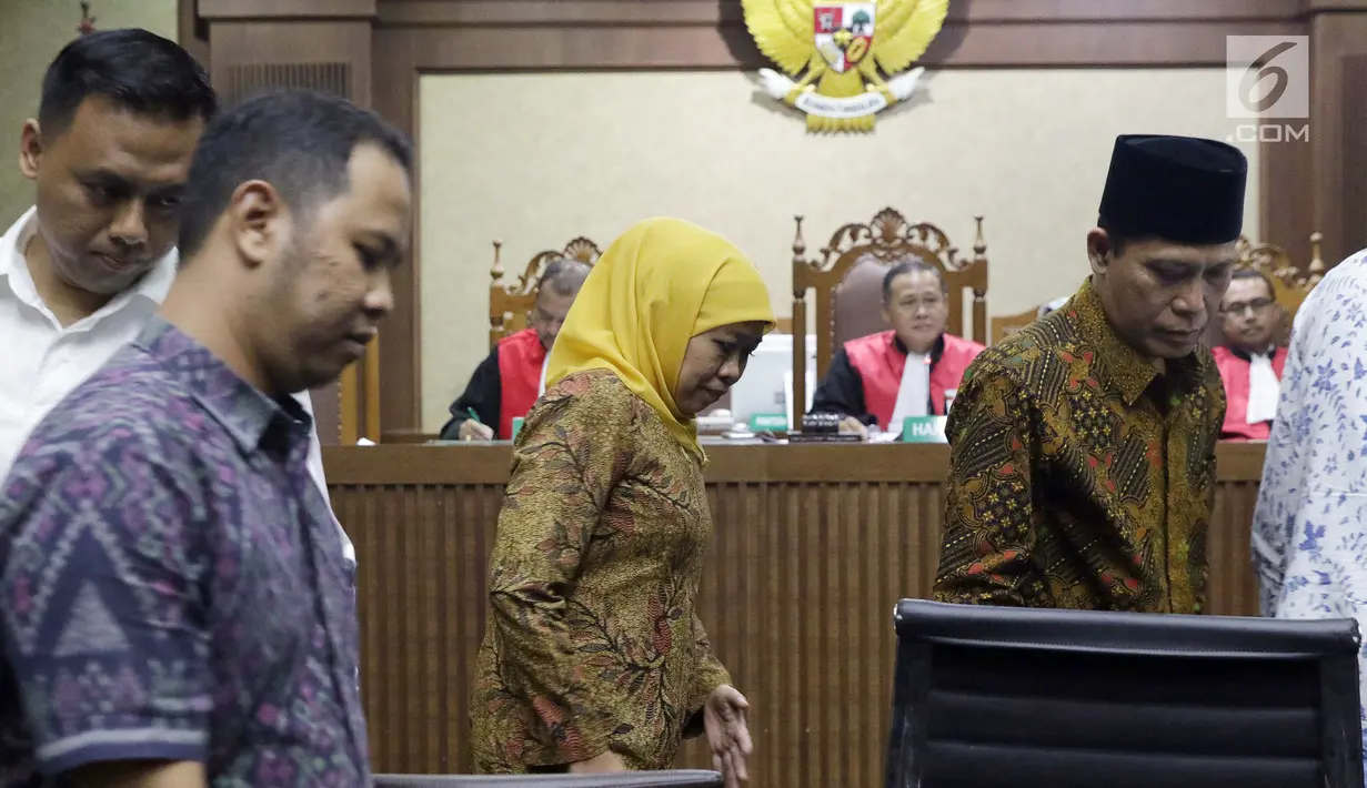 Gubernur Jawa Timur Khofifah Indar Parawansa (tengah) usai mengucapkan sumpah sebagai saksi pada sidang lanjutan suap seleksi pengisian jabatan di Kementerian Agama dengan terdakwa Haris Hasanuddin dan M Muafad Wirahadi, Pengadilan Tipikor, Jakarta, Rabu (3/7/2019). (Liputan6.com/Helmi Fithriansyah)