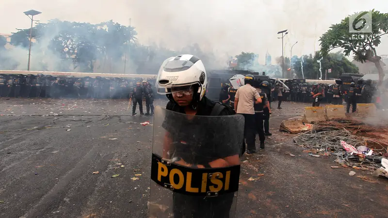 Polisi Tembakkan Gas Air Mata Bubarkan Demo Mahasiswa di Depan DPR