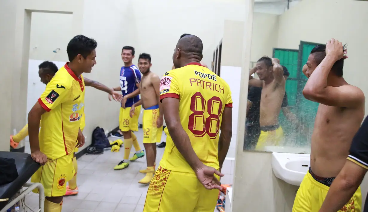 Tim Sriwijaya FC merayakan kemenangan diloker room usai mengalahkan Arema Cronus di Stadion Manahan, Solo, Minggu (11/10/2015). (Bola.com/NIcklas Hanoatubun)