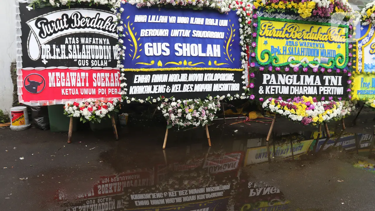 Banjir Karangan Bunga di Rumah Gus Sholah