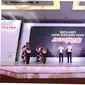 Gerry Salim (berdiri, kiri) dan Dimas Ekky Pratama (berdiri kanan) pada launching tim Astra Honda Racing Team (AHRT) 2018 di JIExpo, Kemayoran, Jakarta, Selasa (20/2/2018). (Astra Honda Motor)