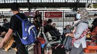 Calon penumpang saat menunggu keberangkatan kereta jarak jauh di Stasiun Pasar Senen, Jakarta, Senin (3/5/2021). PT KAI Daop I mencatat per 3 Mei 2021, ada 20 KA berangkat dari Stasiun Pasar Senen tujuan Jateng dan Jatim.(merdeka.com/Iqbal S. Nugroho)