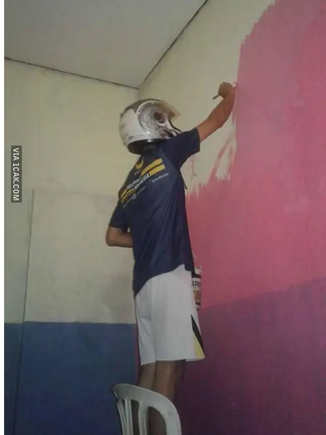5 Kelakuan Orang saat Mengecat Dinding Ini Penuh Usaha Keras