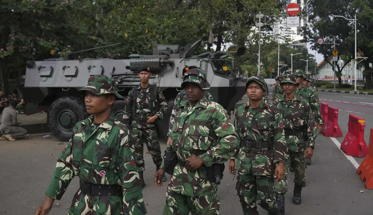 Patroli dimulai dari kawasan Monumen Nasional, Jakarta Pusat. (AP Photo/Dita Alangkara)
