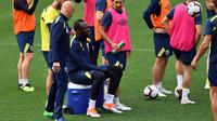 Pelari tercepat dunia, Usain Bolt saat mengikuti latihan di Central Coast Stadium, Gosford, Australia, (21/8). Pelari asal Jamaika ini akan bermain menjadi pesepak bola melawan klub amatir lokal pada Jumat (31/8/2018). (AFP Photo/Saeed Khan)