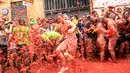 Suasana perang tomat antar peserta saat festival La Tomatina berlangsung di desa Bunol, Spanyol, Rabu (30/8). La Tomatina adalah pertarungan makanan terbesar di dunia. Festival ini murni sebagai bentuk hiburan (Alberto Saiz/AP)