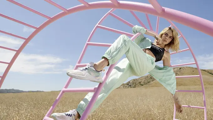 Gaya Cara Delevigne yang Sporty Feminin dengan Sneakers Terbaru Puma